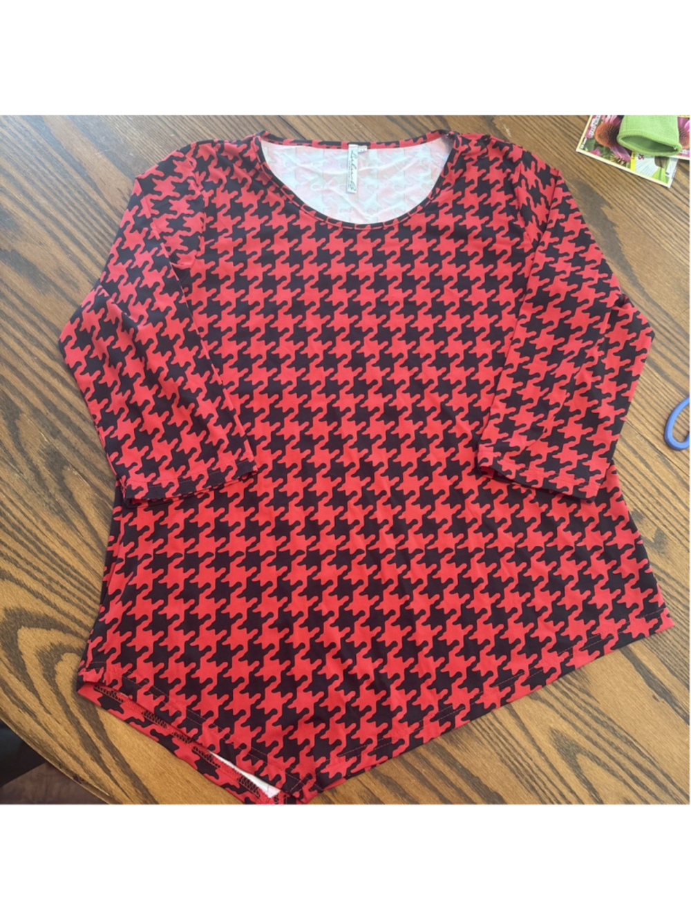 Lulu B women’s 3/4 sleeve red/black herringbone pattern and V hem on bottom M
